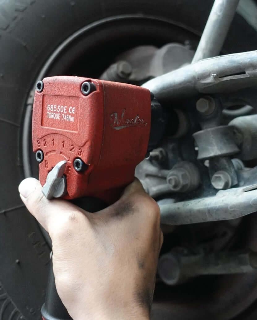 Master Palm 1/2" Small Twin Hammer Air Impact Wrench, Max. 700 Ft/lb Torque - 68630 - USD $450 - Master Palm Pneumatic